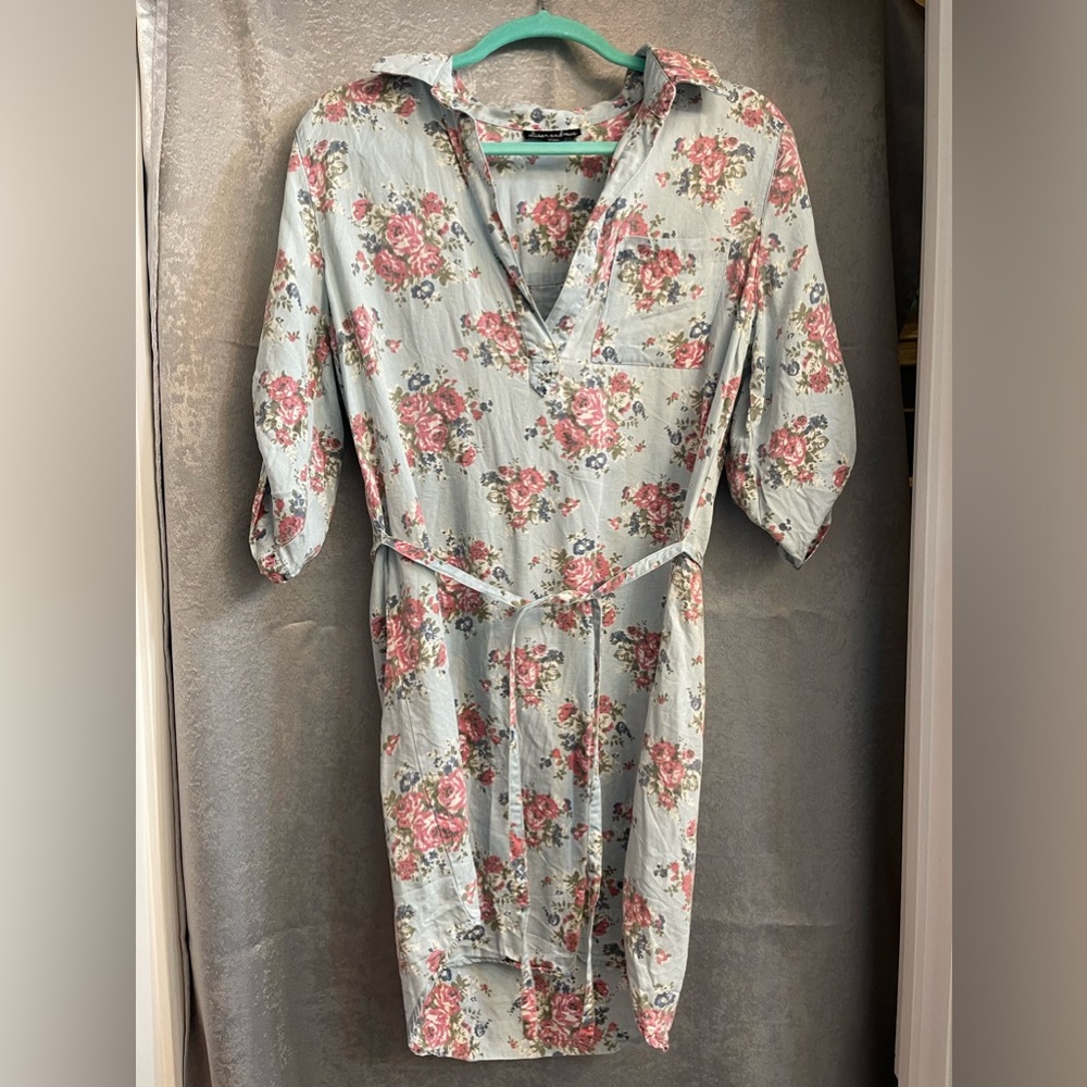 Size M knee length dress light blue with flowers includes a cloth belt